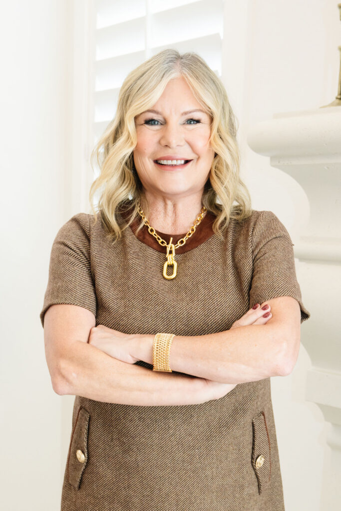 Woman business owner confidently standing with her arm crossed. She used this brand photoshoot checklist to know exactly what to wear.